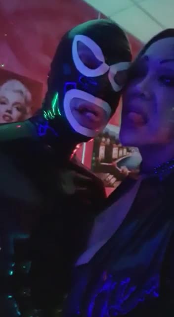Trans-hure-merci-fickt-Kunde-Benjaminfiegl-in-Latex-heimlich--wie-sie-in-sein-Hilflosen-Arsch-spritzt--als-freier-auf-Klo-geht-mit-vollen-Namen-xhamster-gepostet.mp4