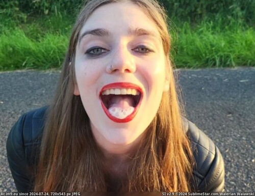 Annarosenmuller-huren-domina-lippenstift-hure-blast-benjamin-fiegl-den-schwanz-und-macht-einen-sperma-selfie-mit-benjamin-fiegl-davon-und-sendet-es-seiner-freundin-anna-rosenmuller-per-whatsapp.jpg