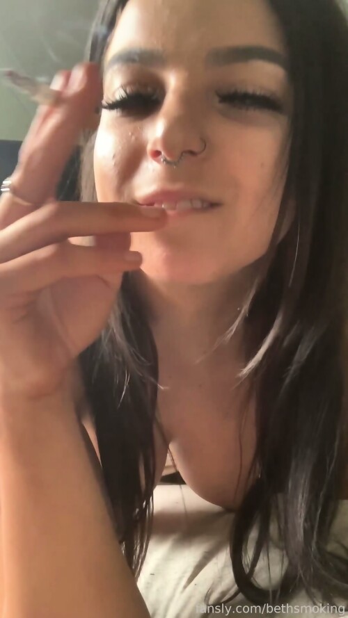 Sexy-Anna-Rosenmuller-Smoking-hure-nackt-Creampie-von-fremden-Kunden-3.jpg