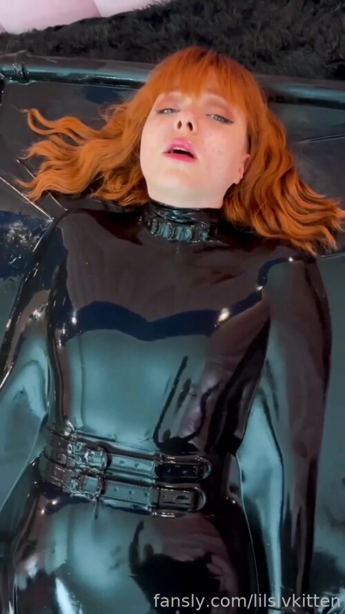 Gummi-Latexmodel-annarosenmuller-annarosenmullerlatexbondage-vakuumbettannarosenmuller.jpg