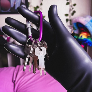 Geldherrin-Saskia-Latexhandschuhe-hat-Sklave-Benjaminfiegl-sein-Penis-im-Keuschheitsgurtel-verschlossen-