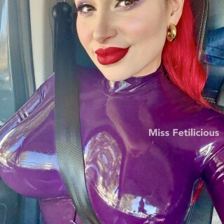 Larexinpublic-lila-Latex--Alba-Jennifer-Rosenmuller-Latexfetischmodel-Make-upfetisch