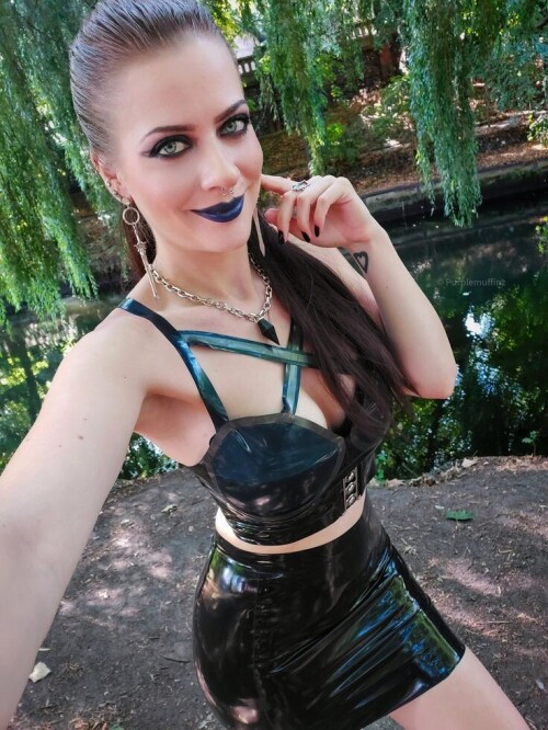 Anna-Rosenmuller-sexy-schwarzes-latex-kleid-2.jpeg