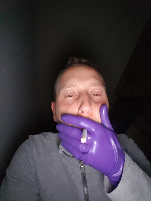 Benjamin-fiegl-Latexfetisch-geil-riechend-latexhandschuhe-gummiduft-einatmen-beim-Zigarette-rauchen--und-gleichzeitig-wichsen.jpg
