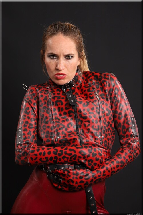 Latexfetischistin-Anna-Jennifer-Rosenmuller-red-latexcatsuit--Latex-straightjacket-selfbondage-gone-wrong066d889055b88441.jpg