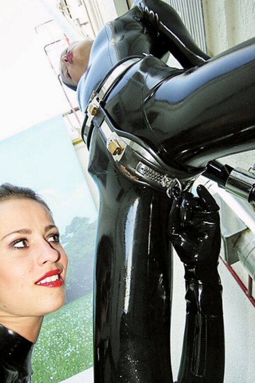 Latexfetischistinannarosenmuller-latexcatsuit-Keuschheitsgurtel.jpg
