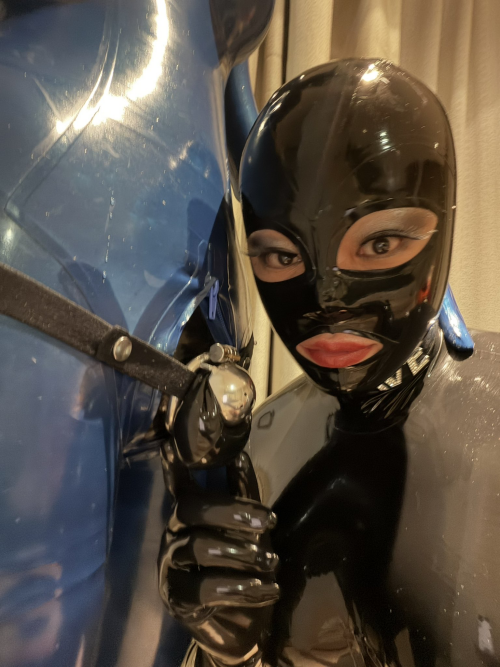 Blackmail-asian-Mistress-lock-up-Benjamin-fiegl-in-Latex-chastity.png