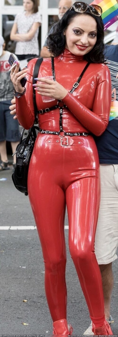 Janinewellnhammer-latexinpublic-latexcatsuit-fetisch-und-rauchen-wahrend-der-latexgeruch-einatmen-ihre-fotze-nass-macht.jpg