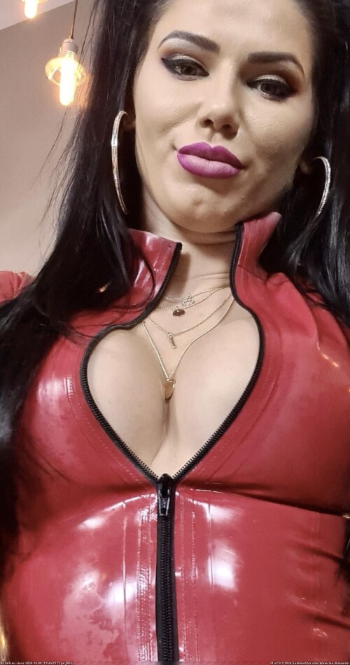 janinewellnhammer-Dromanian-latex-hooker.jpg
