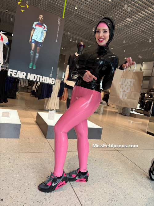 Latexmodel-Janine-wellnhammer-sarmiento--aus-Nurnberg-latexinpublic-Nurnberg--sexy-gummiduft-hure.png
