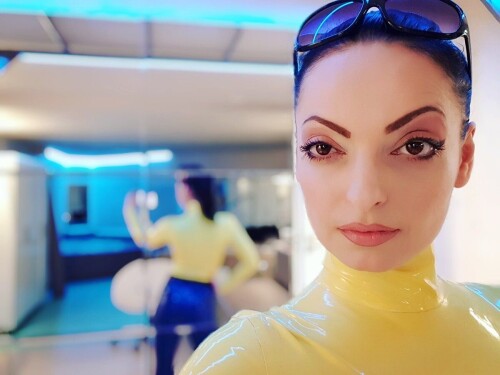 Emanuela-solomie-yellow-latex-fetish-domina.jpg