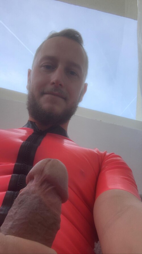 latexinpublic-rosa-Latex-steifer-Schwanz-wichsen-Benjamin-Fiegl.jpg