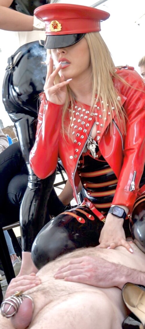 latexsmoking-Latex-Smoking-fetish-hooker-Anna-Rosenmuller-Latexinpublic-locked-Benjamin-Fiegl.jpg