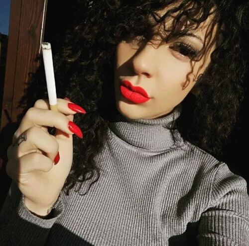 1-rote-lippen-rauchend-latex-lippenstift-domina-anna-rosenmuller-smoking-fetisch-sklave-benjamin-fiegl-outing-permanent-online.jpg
